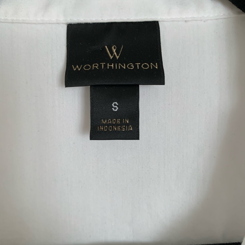 Crisp white collared button down - Picture 2 of 6